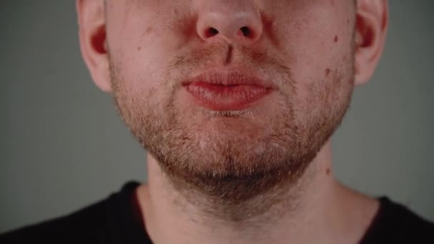 Grande bouche mâle mâche sushi cadre 4k — Video