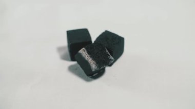 Nargile, Hindistan cevizi kömürü grupları, beyaz arka plan.