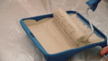 Tabla boyacısına boya dök.