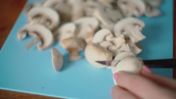 Макро выстрел с ножом вырезать Champignon грибов стол — стоковое видео