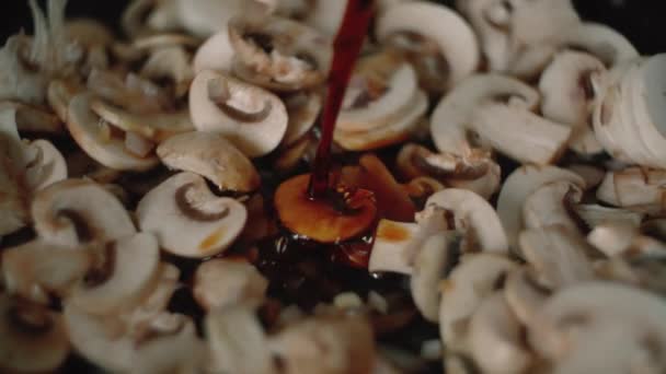 Соєвий соус наївний у смажених грибах сковороди — стокове відео