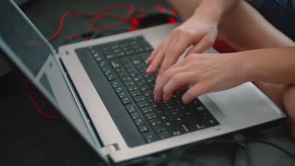 Vista superior de las manos femeninas escribiendo en el ordenador portátil — Vídeo de stock