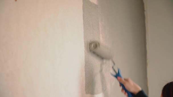 Hombre pinta la pared en casa pintor visión trasera — Vídeo de stock