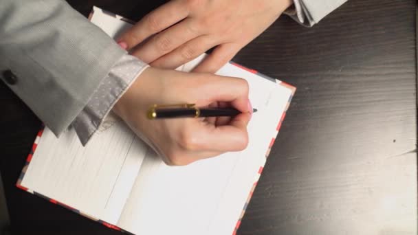 Escribir con pluma en cuaderno vista superior de texto — Vídeo de stock