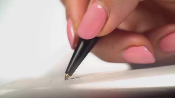 Scrivere con penna in quaderno testo macro shot — Video Stock