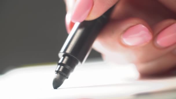 Schrijven met een marker in een notebooktekst — Stockvideo