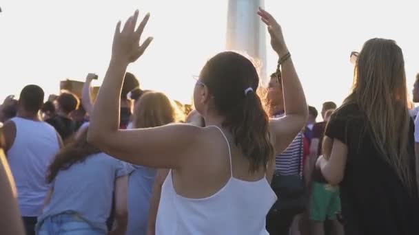 Девушка танцует стоя перед толпой — стоковое видео