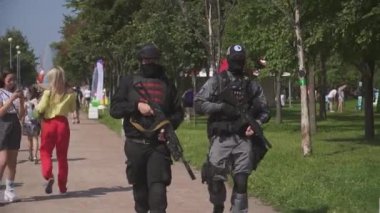 Karnaval kostümleriyle insanlar partiye gidiyor.