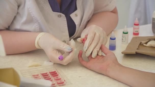 Frau macht Bluttest am Tisch — Stockvideo