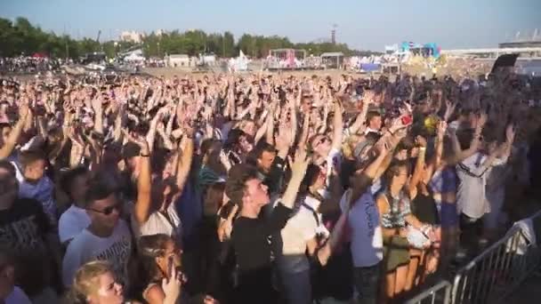Группа людей танцует руками на закате — стоковое видео