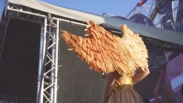 Carnaval traje bailando chica en el escenario espalda — Vídeo de stock