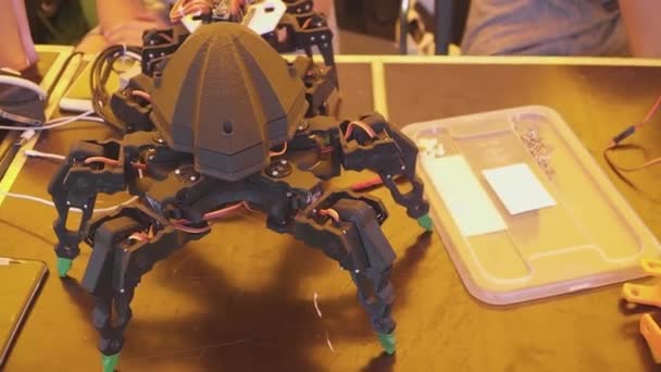 Павук-робот дистанційний. — стокове відео