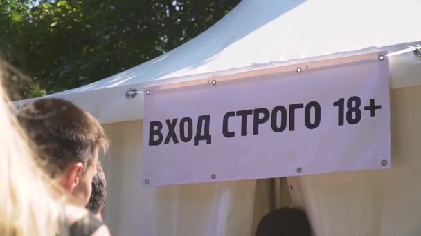 Группа людей, стоящих в очереди только взрослые — стоковое видео