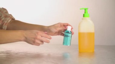 Bakteri virüsüne karşı el dezenfeksiyonu 4k