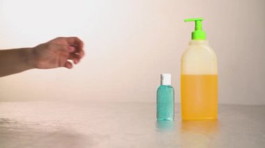 Işık arka planına bir şişe dezenfektan koy. 