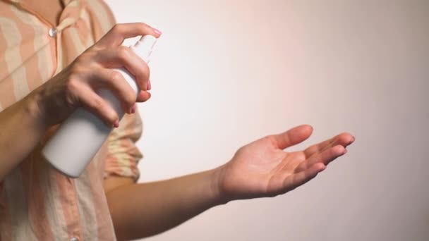 Handen spuiten met een ontsmettende spray close-up desinfectie — Stockvideo
