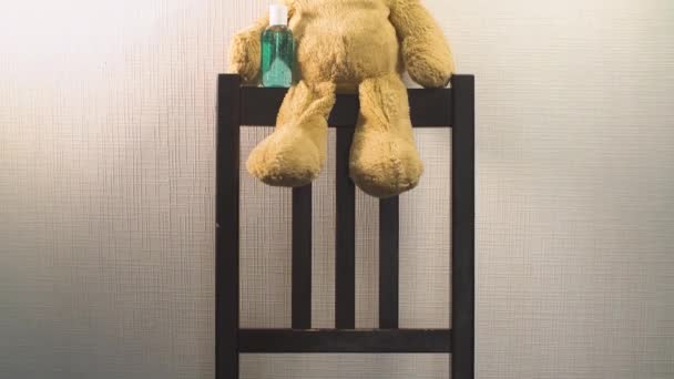 Медведь сидит в маске карантина короновируса остаться дома — стоковое видео