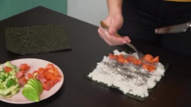 Dişi eller suşiye 4k balık koyar.