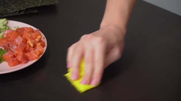 Woman wipes a table with a rag — Stock Video