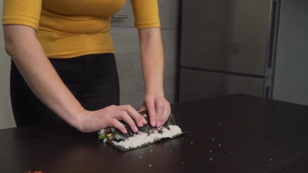 Frau rollt hausgemachtes Sushi auf Tisch Medium Plan — Stockvideo