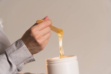 Usta, yakın çekim ışık fofne shugaring için yapıştırıcı gerer