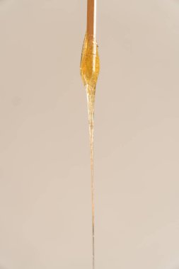 Şeker ezmesi aşağı akıyor. Yakın plan dikey fotoğraf.