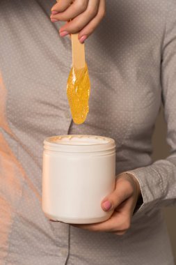 Kadın elleri ahşap spatula şekeri yakın plan dikey fotoğraf