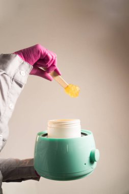 Balmumundaki şeker macununu dik tut