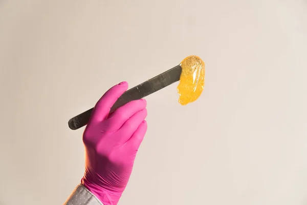 Saç kesimi için büyük çerçeve spatula şeker macunu — Stok fotoğraf