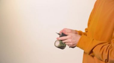 Kurma dövme makinesi taşıyıcısı kadın ellerinde.