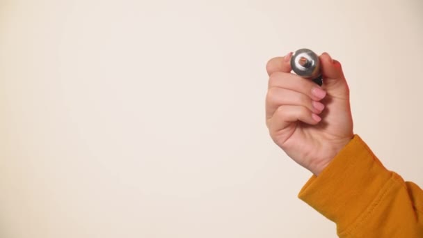 Woman in hands holds tattoo machine large shot — Stock Video