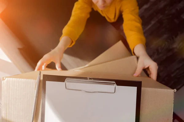 Şteki Kız Üst Karton Karton Kutuyu Çıkarıp Müşteriye Veriyor Müdür — Stok fotoğraf