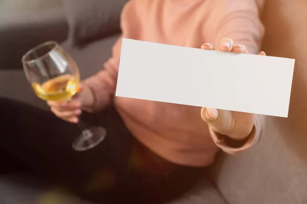 中间女人的手拿着白纸作题词 一个女人手里拿着一杯葡萄酒 待在家里无所事事的概念 — 图库照片
