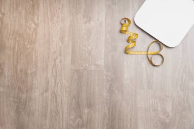 Gri laminatın zeminindeki pulların yanında santimetre bant var. spor uygulaması ya da web sitesi tasarımı için harf kavramı