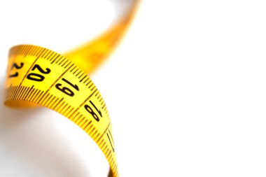 Beyaz arka planda geniş çerçeveli güzel bir santimetre bant. Dikiş atölyesinin yerleşim konsepti.