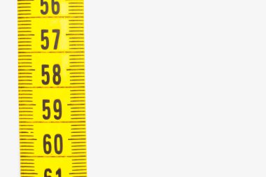 Beyaz arka planda geniş çerçeveli santimetre bant. Dikiş atölyesinin yerleşim konsepti.