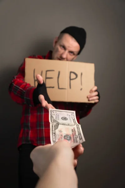 Mann Spendet Almosen Obdachlose Arbeitslose Nehmen Geld Für Ihren Lebensunterhalt — Stockfoto