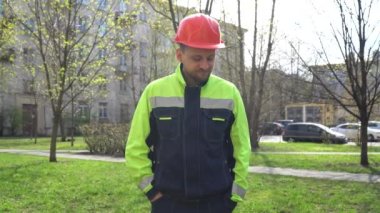 Genç bir adam işin düşüncesinden şüphe eder. Mimar, parmağın aşağıda ne sorunu olduğunu gösteriyor. Tamamlanan inşaatın ortasında