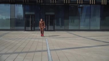 Genç bir adamın kaykay yapmayı öğrenmesi. Adam düz giderken uzun gövdeden düşmüş..