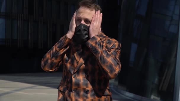 Ein Aufgebrachter Junger Mann Medizinischer Maske Weint Aus Seinem Gesicht — Stockvideo