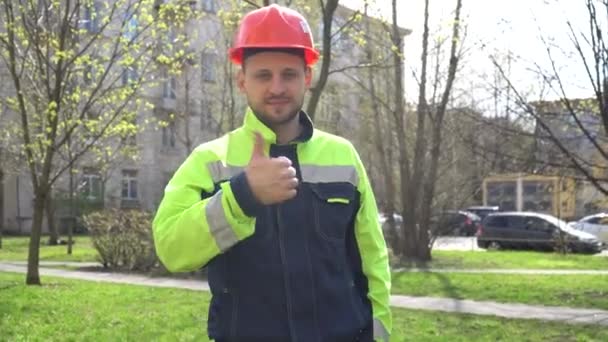 Jovem Com Roupas Trabalho Aprova Alegremente Construtor Mostra Classe — Vídeo de Stock