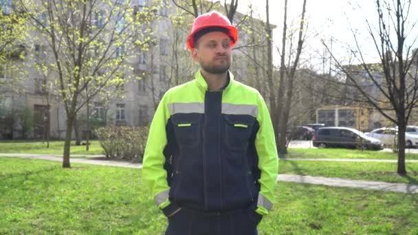 Jeune Homme Doute Pensée Œuvre Builder Montre Qui Pas Avec — Video