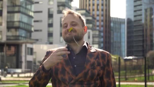 Hombre Europeo Divierte Con Una Flor Arrancada Claro Concepto Descanso — Vídeo de stock