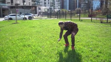 Genç bir adam iş merkezinin yakınındaki bir açıklıktan bir çiçek koparmış. Hayattan zevk alma ve mutlu bir gün..
