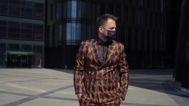 Ein Europäer Hintergrund Eines Geschäftszentrums Steht Mit Einer Medizinischen Maske — Stockvideo