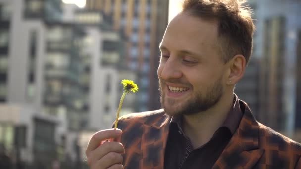 Porträtt Glad Ung Man Som Sniffar Blomma Vrider Den Och — Stockvideo