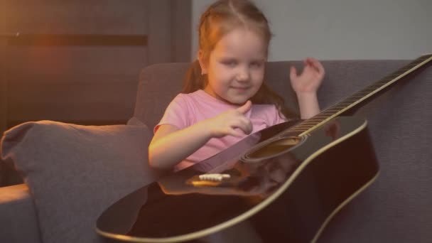 Closeup Pequeno Belo Blogueiro Caucasiano Crianças Fala Sobre Guitarra Acústica — Vídeo de Stock