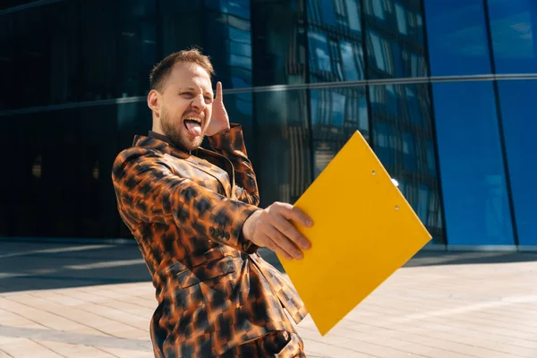 Joven Sonriente Alegra Haber Sido Aceptado Puesto Concepto Para Conseguir — Foto de Stock