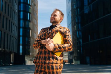 Gülümseyen genç adam göreve kabul edildiği için seviniyor. İş bulmak için kavram.