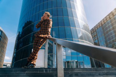 Şokta olan Kafkasyalı genç işadamı ellerini başının üstünde tutuyor. Gelecekte çalışamama kavramı.